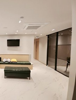 여성전용 대기 공간(초록 가죽 긴 의자)