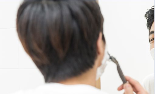 거울 앞에서 면도하는 남성(뒷모습)